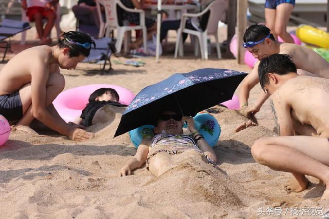 青岛各大浴场沙浴风靡 游客花式玩法畅享夏日