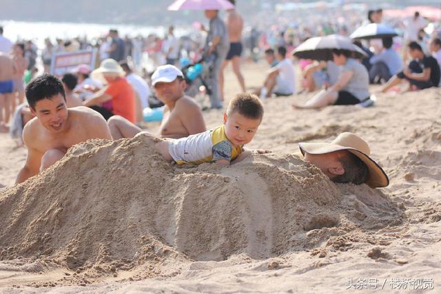 青岛各大浴场沙浴风靡 游客花式玩法畅享夏日