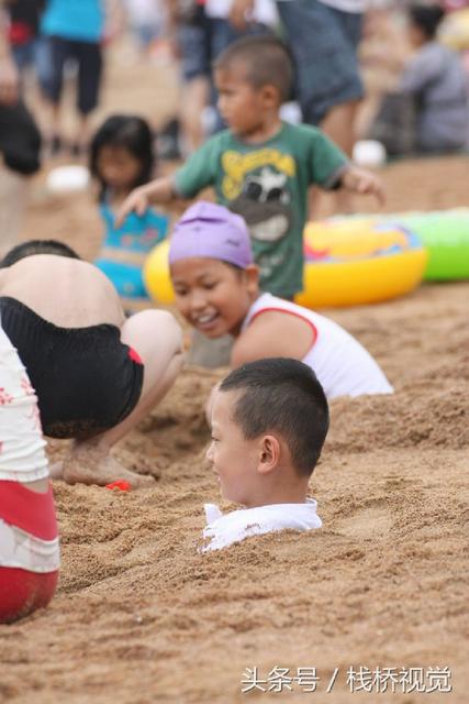 青岛各大浴场沙浴风靡 游客花式玩法畅享夏日