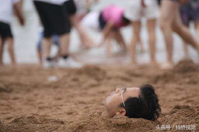 青岛各大浴场沙浴风靡 游客花式玩法畅享夏日