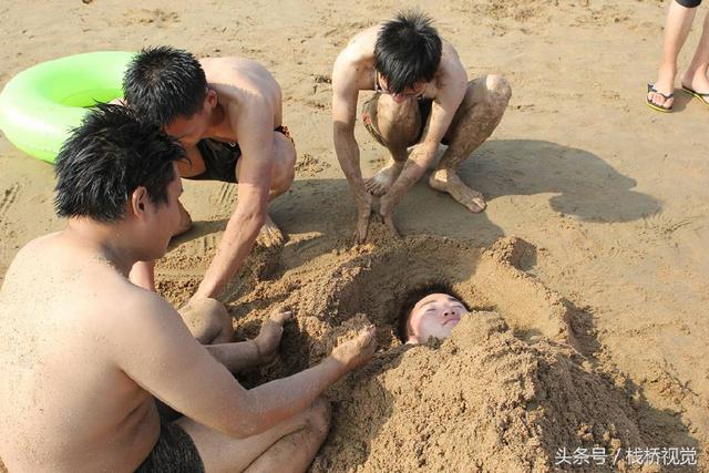 青岛各大浴场沙浴风靡 游客花式玩法畅享夏日