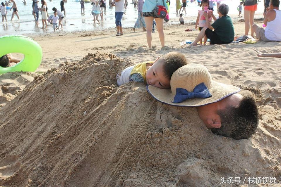 青岛各大浴场沙浴风靡 游客花式玩法畅享夏日