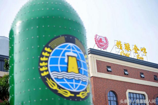 狂欢倒计时 巨型啤酒瓶亮相金沙滩啤酒城