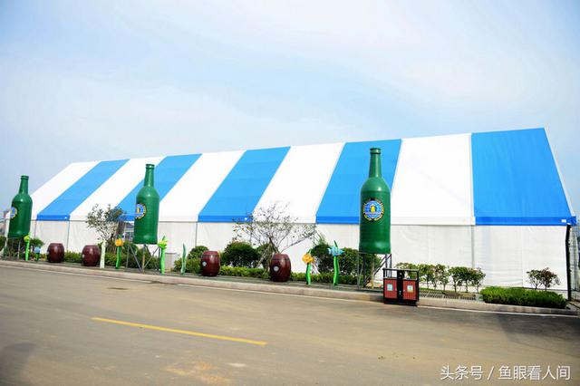 狂欢倒计时 巨型啤酒瓶亮相金沙滩啤酒城