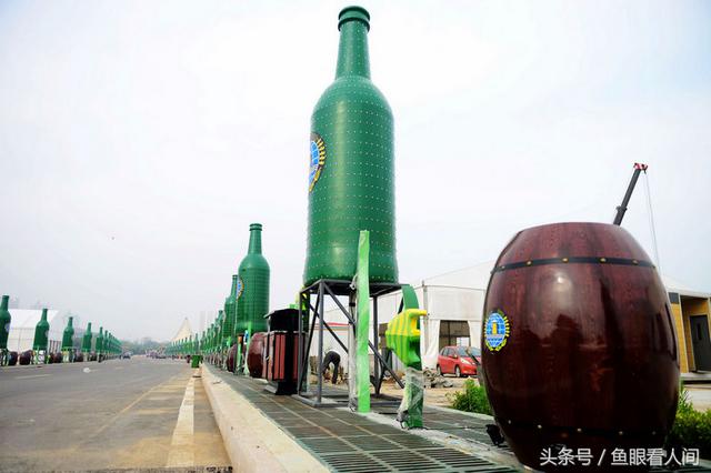 狂欢倒计时 巨型啤酒瓶亮相金沙滩啤酒城