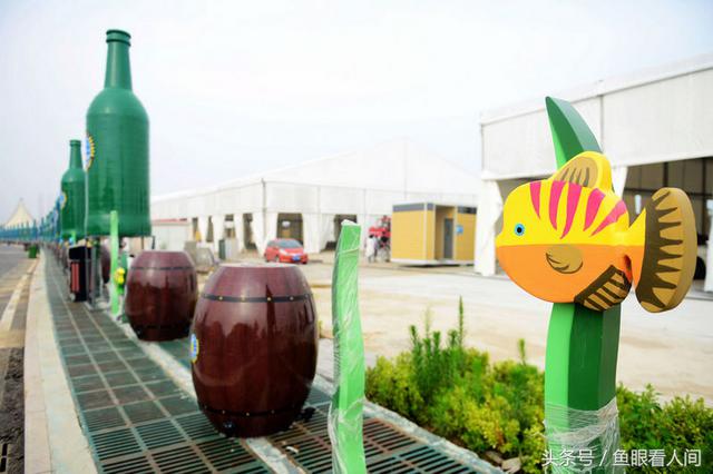 狂欢倒计时 巨型啤酒瓶亮相金沙滩啤酒城