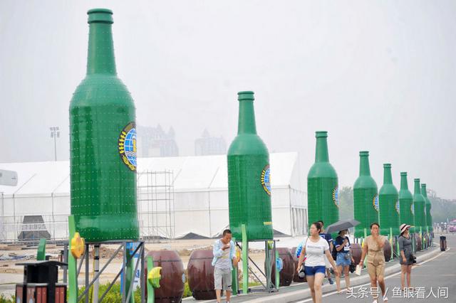 狂欢倒计时 巨型啤酒瓶亮相金沙滩啤酒城