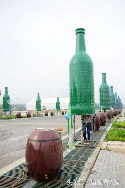 狂欢倒计时 巨型啤酒瓶亮相金沙滩啤酒城