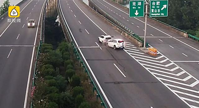 轿车高速上倒车遭追尾 瞬间被撞烂