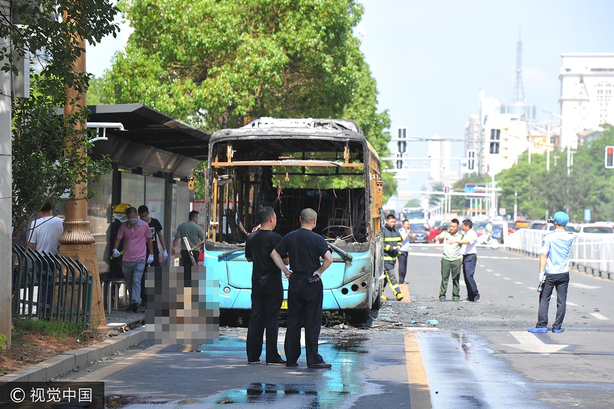 男子公交车纵火被烧死 乘客司机安全逃离(图)