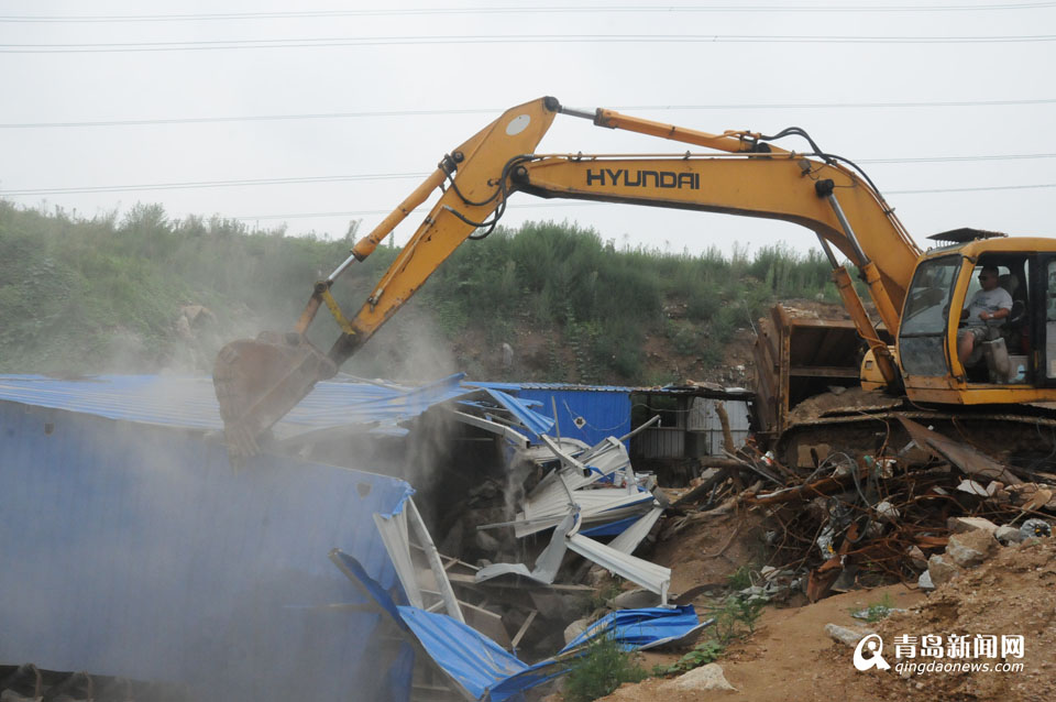 高压线下建起非法石子厂 崂山城管依法拆除