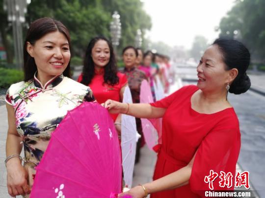 河北邢台“民间T台秀”让百名老人重拾自信（图）