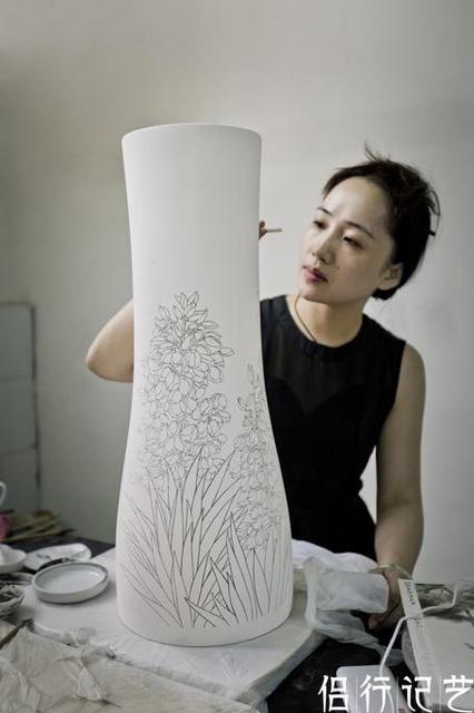 美女瓷画师画个瓷瓶1万元 背后废品堆了一仓库