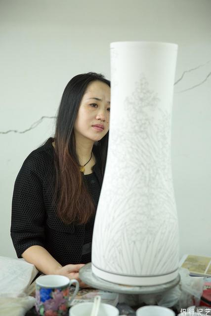 美女瓷画师画个瓷瓶1万元 背后废品堆了一仓库