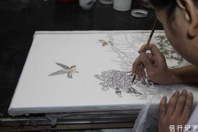 美女瓷画师画个瓷瓶1万元 背后废品堆了一仓库
