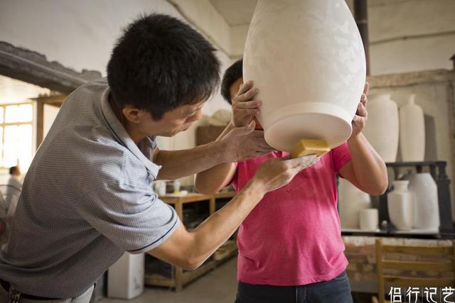 美女瓷画师画个瓷瓶1万元 背后废品堆了一仓库