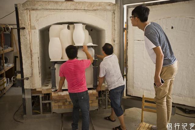 美女瓷画师画个瓷瓶1万元 背后废品堆了一仓库