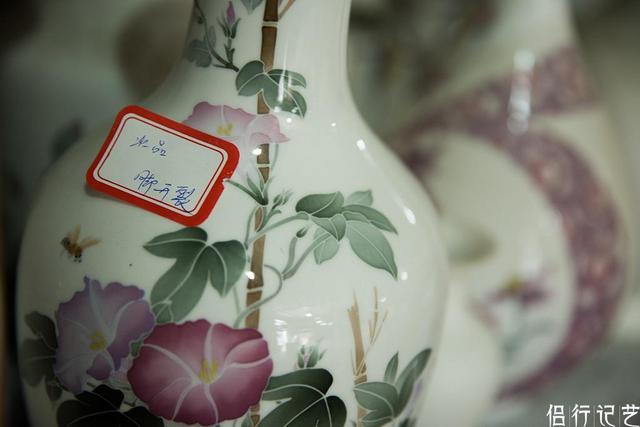 美女瓷画师画个瓷瓶1万元 背后废品堆了一仓库
