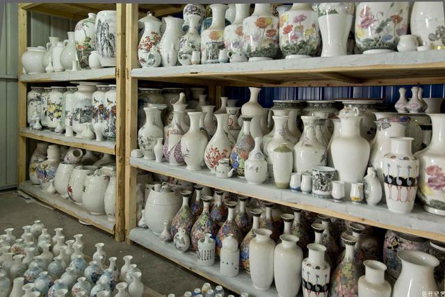 美女瓷画师画个瓷瓶1万元 背后废品堆了一仓库