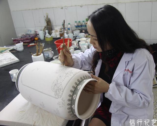 美女瓷画师画个瓷瓶1万元 背后废品堆了一仓库