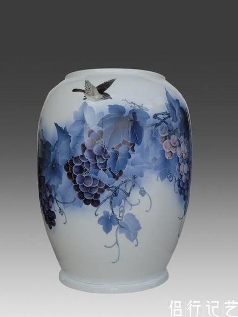 美女瓷画师画个瓷瓶1万元 背后废品堆了一仓库