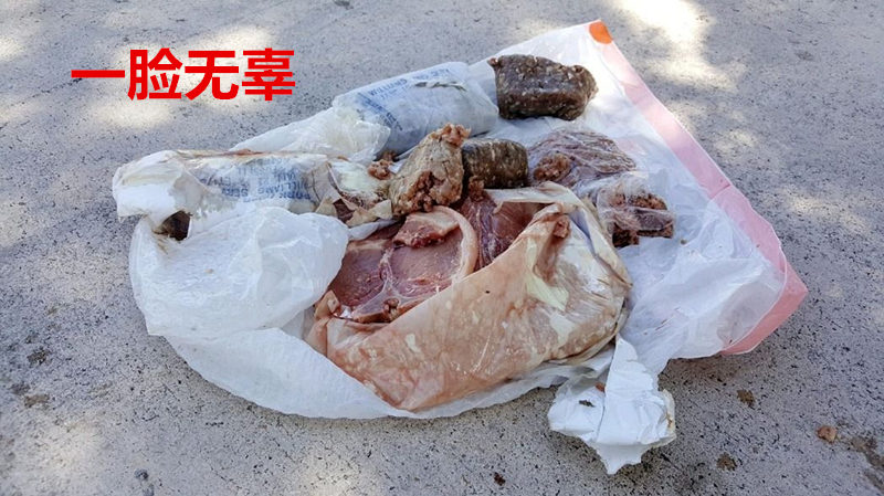 5包猪肉从天而降砸中屋顶 屋主:还以为在打雷