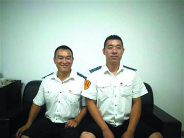 胜利桥高架辅路坑洼两年铺上沥青 修路人是俩公交司机