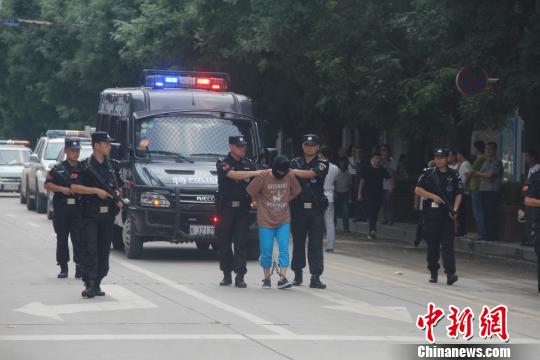 男子杀人潜逃15年被警方找到时正在监狱服刑（图）