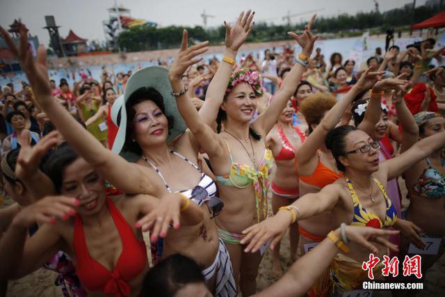 天津举行中老年不老比基尼大赛