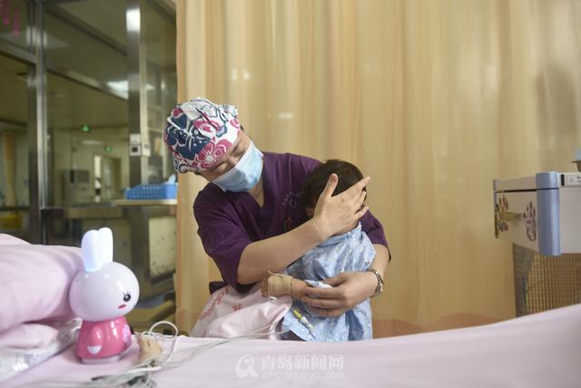 独家：2岁女童在青被毒蛇咬伤 抢救5天捡回命