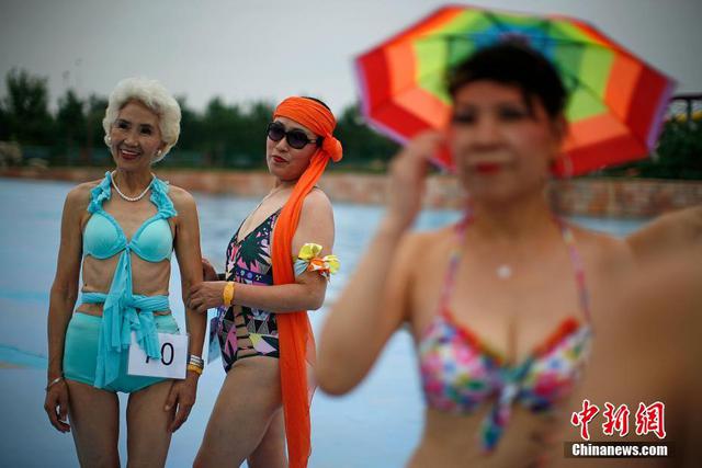 中老年不老比基尼大赛:大妈一身豹纹抢眼(图)