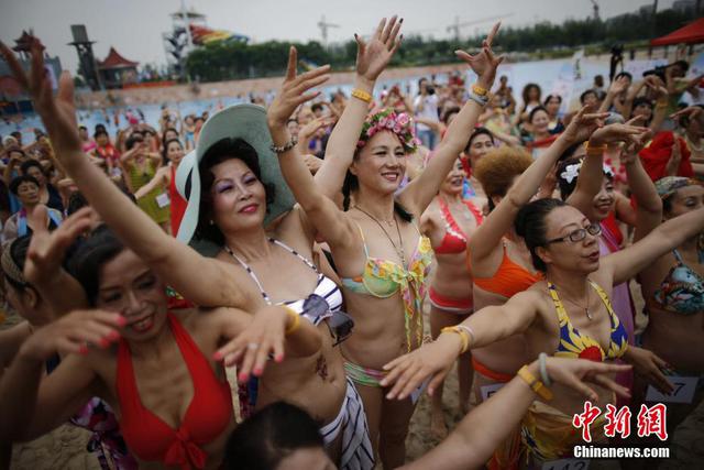 中老年不老比基尼大赛:大妈一身豹纹抢眼(图)