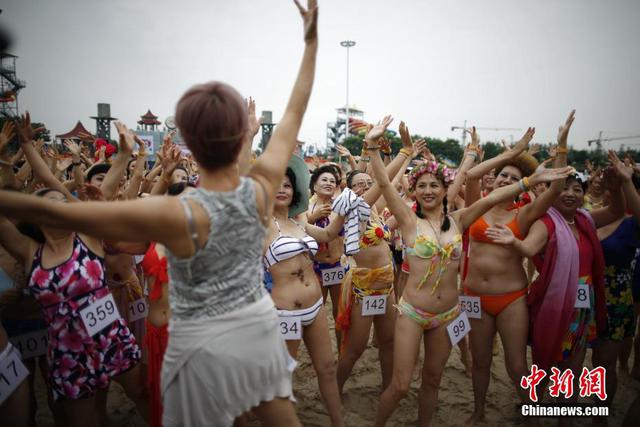 中老年不老比基尼大赛:大妈一身豹纹抢眼(图)