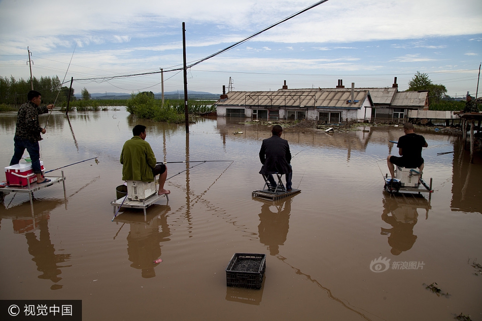 吉林洪涝现场：居民坐在院子中钓鱼(组图)