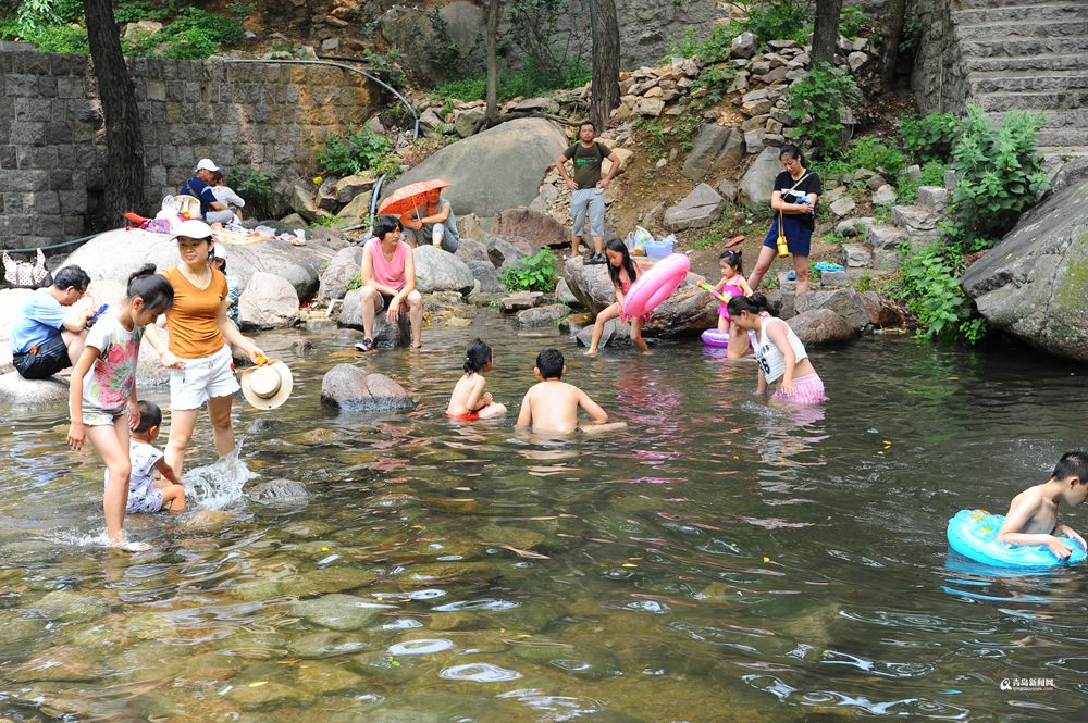 高清：中午头29℃ 崂山北线市民溪水避暑超嗨