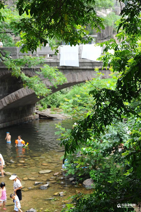 高清：中午头29℃ 崂山北线市民溪水避暑超嗨