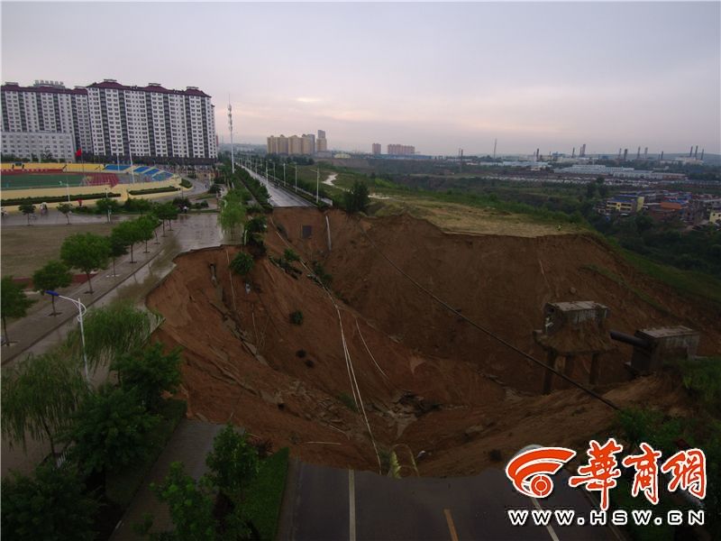 陕西榆林突降暴雨 多条道路被冲毁