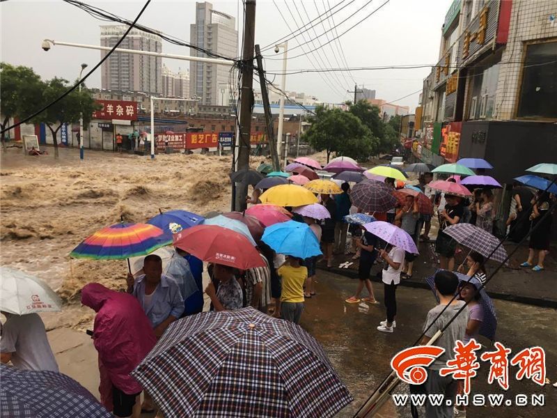 陕西榆林突降暴雨 多条道路被冲毁