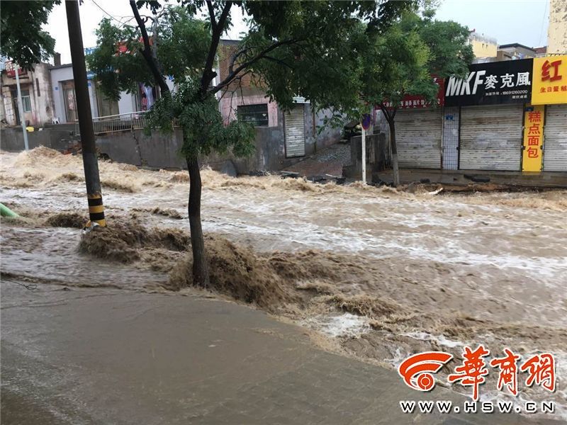 陕西榆林突降暴雨 多条道路被冲毁