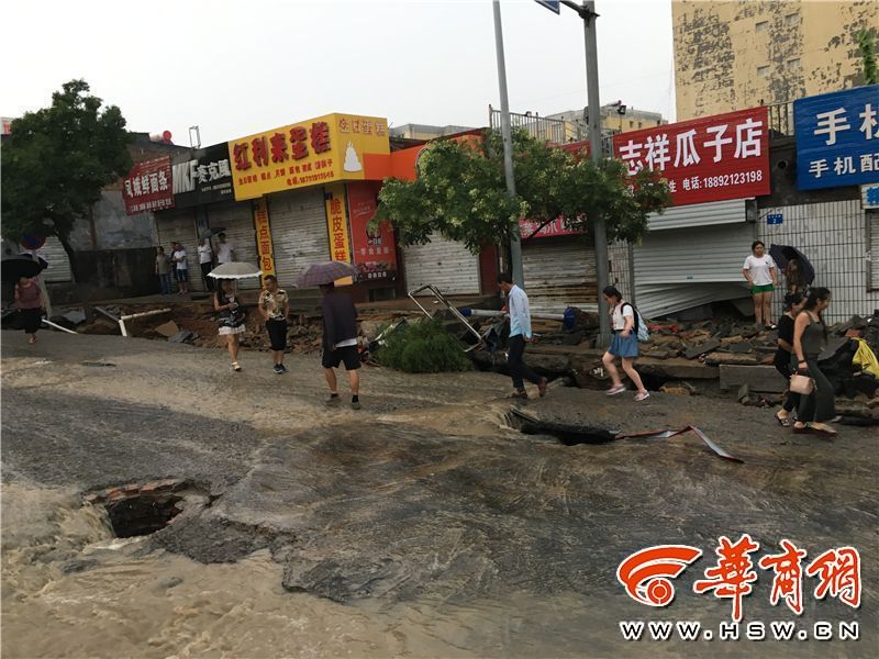 陕西榆林突降暴雨 多条道路被冲毁