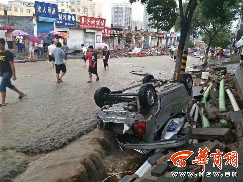 陕西榆林突降暴雨 多条道路被冲毁