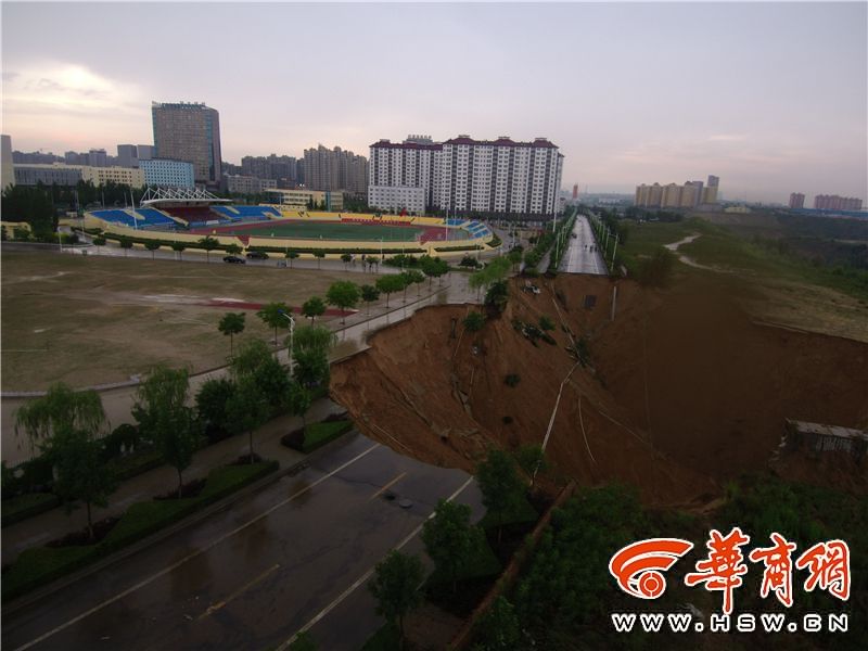 陕西榆林突降暴雨 多条道路被冲毁