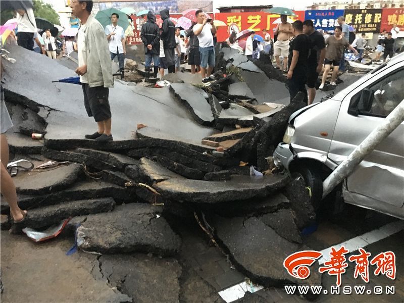 陕西榆林突降暴雨 多条道路被冲毁