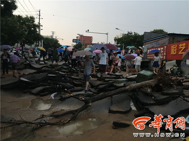 陕西榆林突降暴雨 多条道路被冲毁