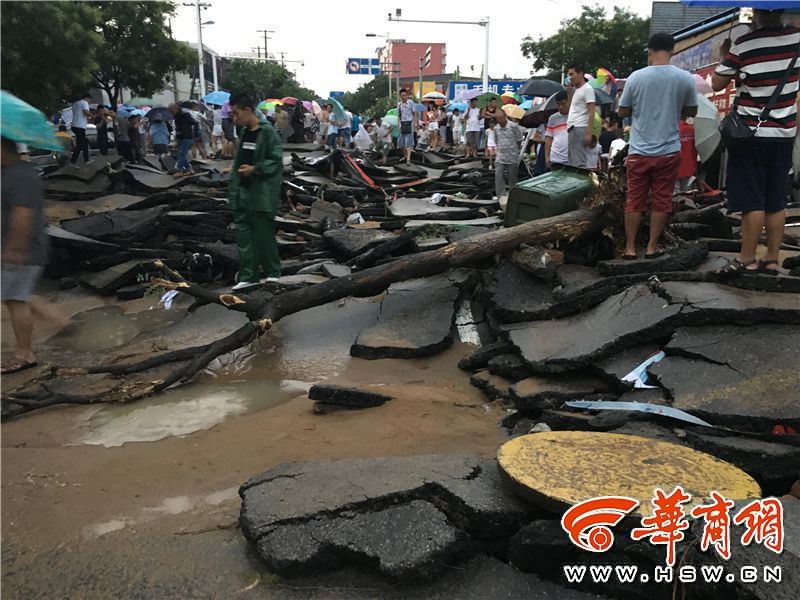 陕西榆林突降暴雨 多条道路被冲毁