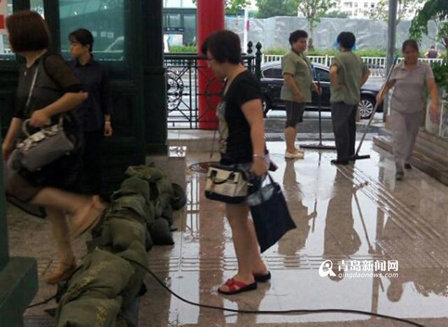 宁夏路地铁站雨水倒灌 地铁紧急排水现已恢复