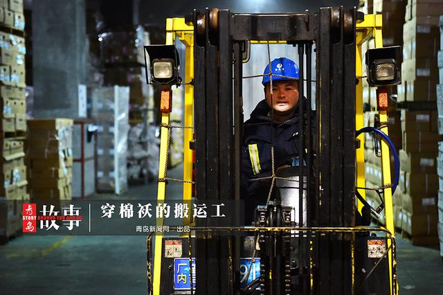 【青岛故事】青岛港冷库搬运工 穿着棉衣过夏