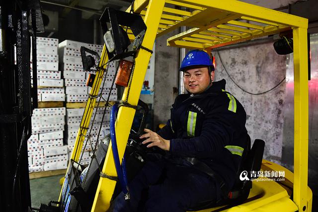 【青岛故事】青岛港冷库搬运工 穿着棉衣过夏