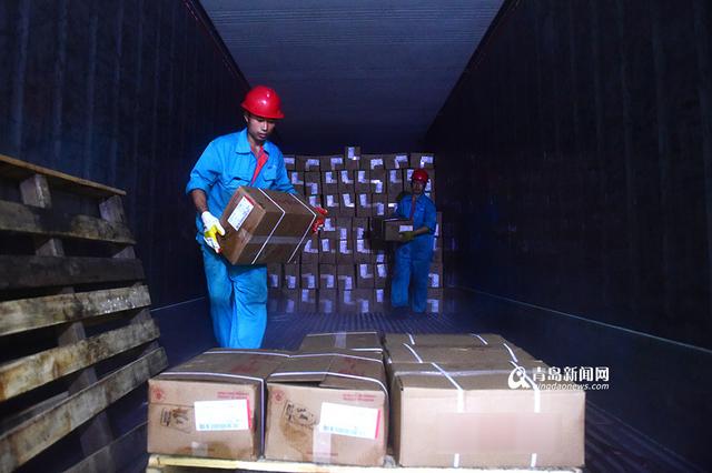 【青岛故事】青岛港冷库搬运工 穿着棉衣过夏