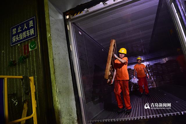 【青岛故事】青岛港冷库搬运工 穿着棉衣过夏
